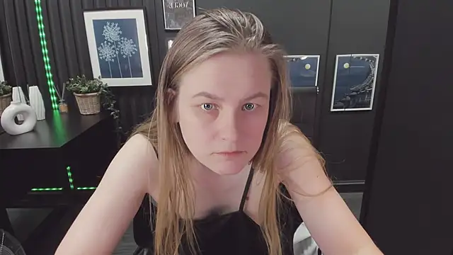 Snapshot of JadeSoft chatting on 03/19/25, 01:10 JadeSoft online show from 03/19/25, 01:10