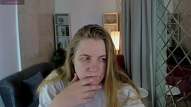 Snapshot of JadeSoft chatting on 10/10/25, 08:30 JadeSoft online show from 10/10/25, 08:30