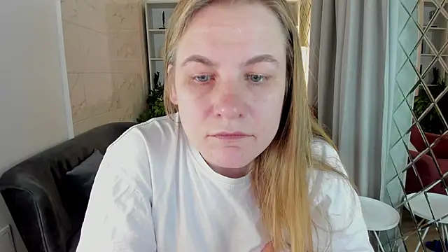 Snapshot of JadeSoft chatting on 10/18/25, 08:53 JadeSoft online show from 10/18/25, 08:53