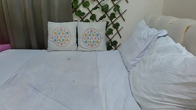 Snapshot of Lovelywife786 chatting on 02/09/25, 05:43 Lovelywife786 online show from 02/09/25, 05:43