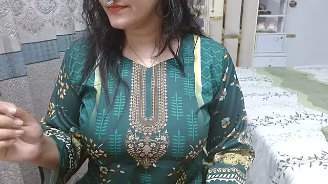 Snapshot of Lovelywife786 chatting on 11/19/25, 05:02 Lovelywife786 online show from 11/19/25, 05:02