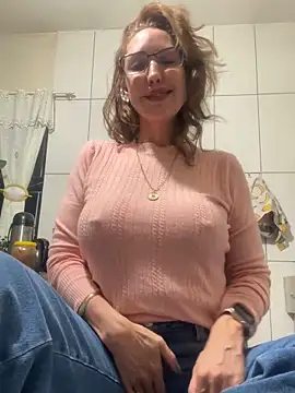 Snapshot of RAIRAsexy chatting on 09/28/25, 01:22 RAIRAsexy online show from 09/28/25, 01:22