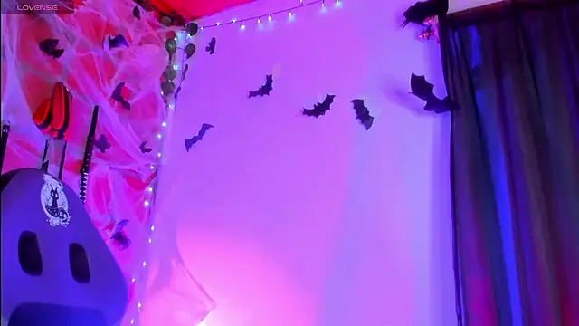 Snapshot of EmmaRusso chatting on 11/21/25, 12:32 EmmaRusso online show from 11/21/25, 12:32