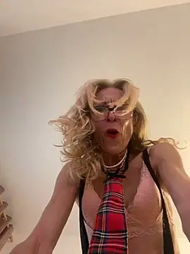 Snapshot of adella13 chatting on 12/14/24, 10:13 adella13 online show from 12/14/24, 10:13