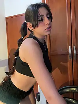 Snapshot of loolla_23 chatting on 02/25/25, 03:52 loolla 23 online show from 02/25/25, 03:52