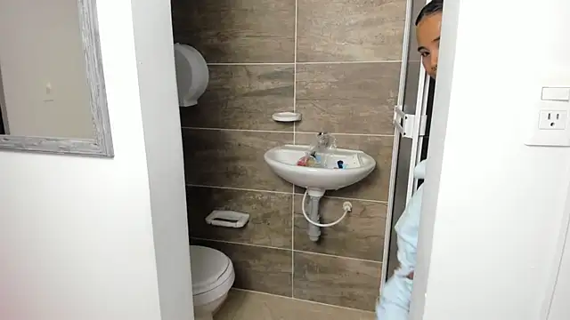 Snapshot of isabella_florez chatting on 01/21/25, 06:02 isabella florez online show from 01/21/25, 06:02