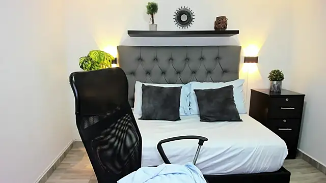 Snapshot of isabella_florez chatting on 03/21/25, 03:02 isabella florez online show from 03/21/25, 03:02