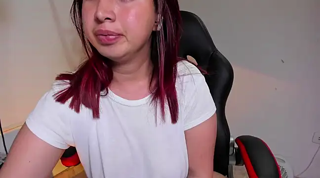 Snapshot of madelaine_blosson chatting on 02/22/25, 06:39 madelaine blosson online show from 02/22/25, 06:39