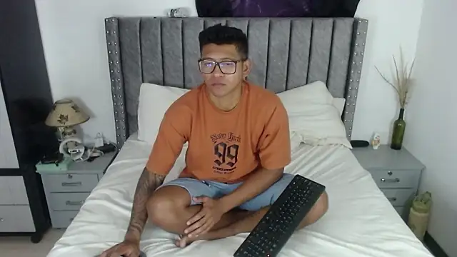 Snapshot of TomLover_12 chatting on 12/28/24, 05:03 TomLover 12 online show from 12/28/24, 05:03