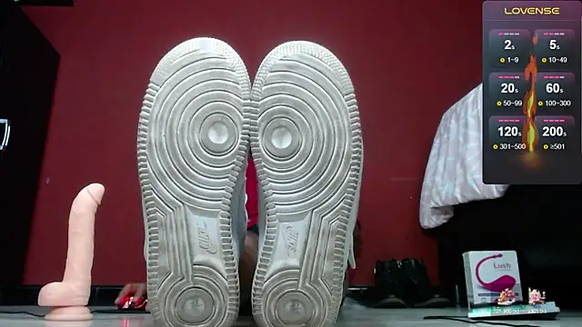 Snapshot of TomLover_12 chatting on 02/06/25, 11:37 TomLover 12 online show from 02/06/25, 11:37