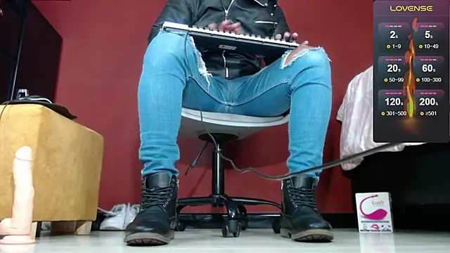 Snapshot of TomLover_12 chatting on 02/10/25, 11:57 TomLover 12 online show from 02/10/25, 11:57