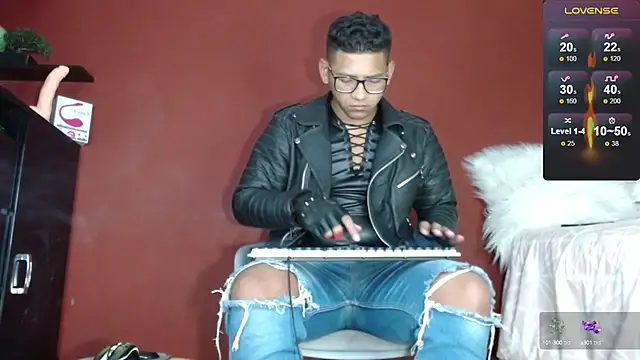 Snapshot of TomLover_12 chatting on 02/12/25, 10:24 TomLover 12 online show from 02/12/25, 10:24