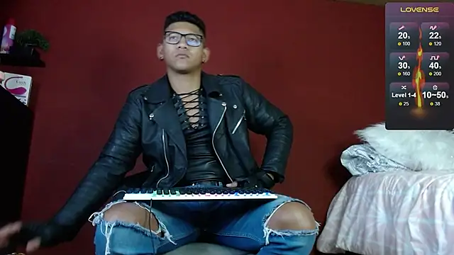 Snapshot of TomLover_12 chatting on 02/22/25, 11:13 TomLover 12 online show from 02/22/25, 11:13