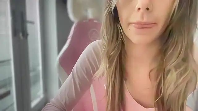 Snapshot of Lillymariee chatting on 01/04/25, 12:27 Lillymariee online show from 01/04/25, 12:27