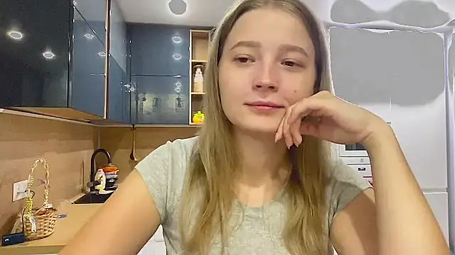 Snapshot of CharmingSarah chatting on 09/13/25, 03:45 CharmingSarah online show from 09/13/25, 03:45