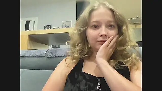 Snapshot of CharmingSarah chatting on 09/25/25, 04:32 CharmingSarah online show from 09/25/25, 04:32