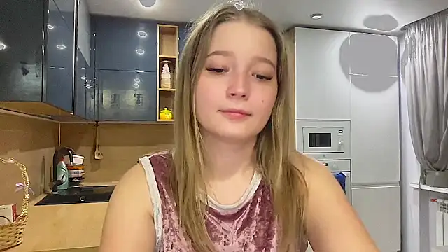 Snapshot of CharmingSarah chatting on 11/05/25, 02:39 CharmingSarah online show from 11/05/25, 02:39