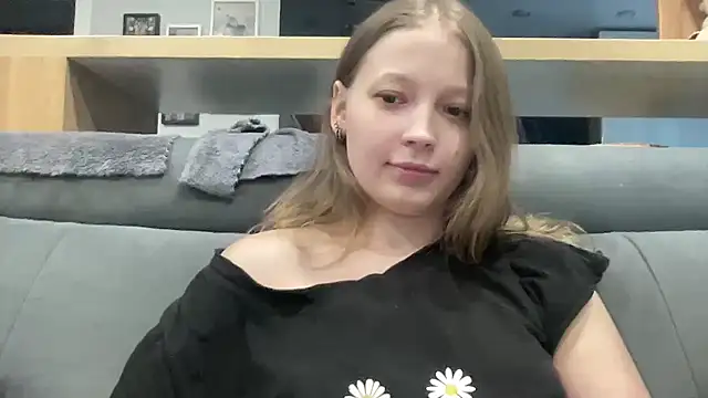 Snapshot of CharmingSarah chatting on 06/18/26, 04:22 CharmingSarah online show from 06/18/26, 04:22