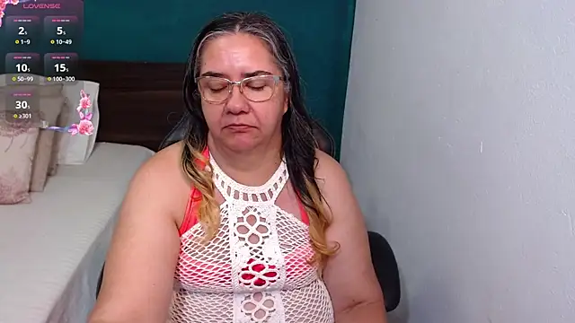 Snapshot of scaelettdubois chatting on 11/20/25, 02:12 scaelettdubois online show from 11/20/25, 02:12