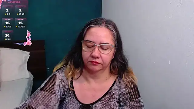 Snapshot of scaelettdubois chatting on 12/19/25, 02:40 scaelettdubois online show from 12/19/25, 02:40