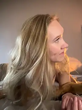 Snapshot of MariaTull chatting on 10/19/25, 11:33 MariaTull online show from 10/19/25, 11:33