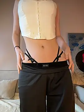 Snapshot of MariaTull chatting on 11/08/25, 06:24 MariaTull online show from 11/08/25, 06:24