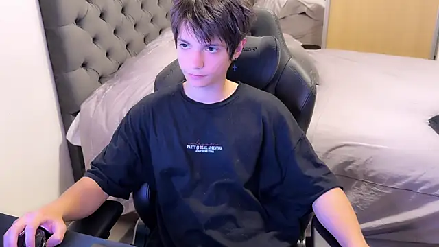 Snapshot of SasukeUhchiaa chatting on 02/20/25, 01:25 SasukeUhchiaa online show from 02/20/25, 01:25