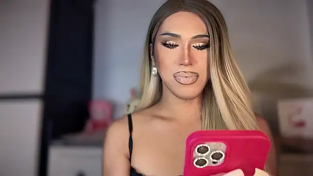 Snapshot of Ts_glamxxxx chatting on 01/06/26, 01:42 Ts glamxxxx online show from 01/06/26, 01:42