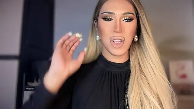 Snapshot of Ts_glamxxxx chatting on 01/11/26, 02:05 Ts glamxxxx online show from 01/11/26, 02:05