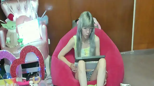 Skinygirl online show from 05/04/26, 11:12