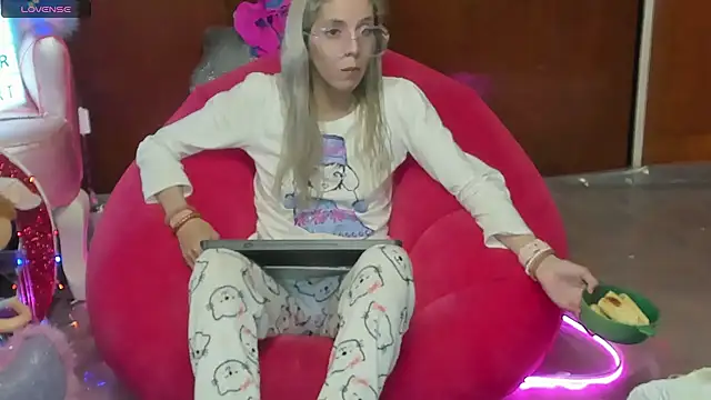 Skinygirl online show from 06/11/26, 11:14