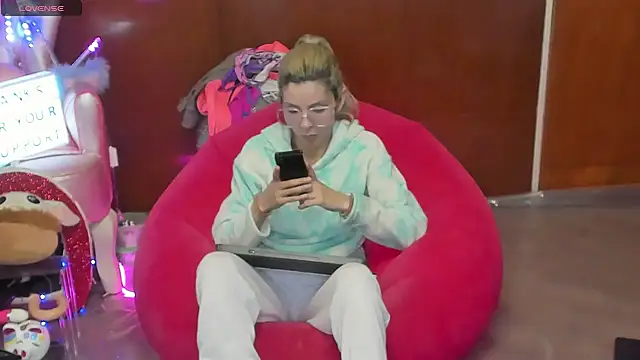 Snapshot of Skinygirl chatting on 06/18/26, 12:55 Skinygirl online show from 06/18/26, 12:55