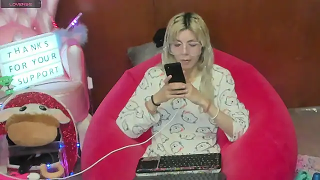 Snapshot of Skinygirl chatting on 06/20/26, 10:34 Skinygirl online show from 06/20/26, 10:34