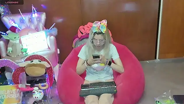 Snapshot of Skinygirl chatting on 07/09/26, 12:04 Skinygirl online show from 07/09/26, 12:04