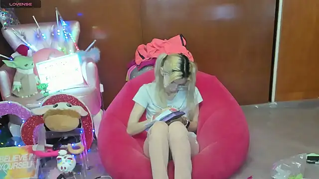Snapshot of Skinygirl chatting on 07/10/26, 12:26 Skinygirl online show from 07/10/26, 12:26