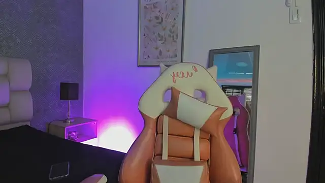 lucy neil online show from 09/17/25, 07:04