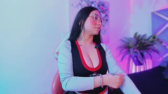 lucy neil online show from 11/18/25, 03:34