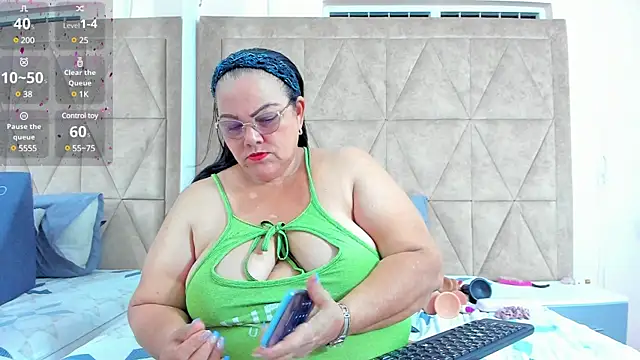 Snapshot of mommy_cute chatting on 02/13/25, 03:07 mommy cute online show from 02/13/25, 03:07