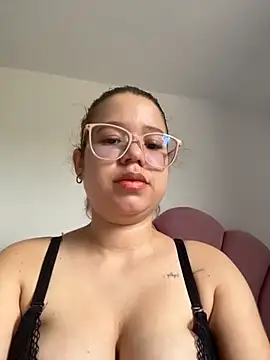 Snapshot of Lucyklein2022 chatting on 03/27/26, 03:34 Lucyklein2022 online show from 03/27/26, 03:34