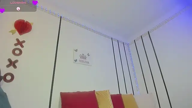 Snapshot of yelenaowens chatting on 10/31/25, 01:17 yelenaowens online show from 10/31/25, 01:17