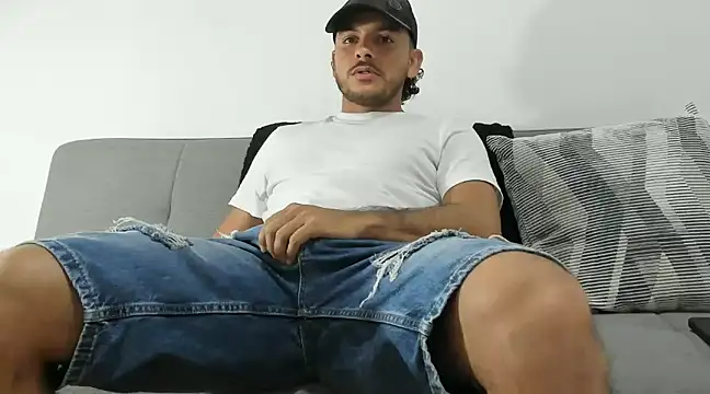 Snapshot of tuyo1995 chatting on 12/15/24, 01:13 tuyo1995 online show from 12/15/24, 01:13