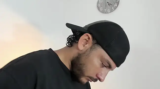 Snapshot of tuyo1995 chatting on 12/28/24, 10:23 tuyo1995 online show from 12/28/24, 10:23