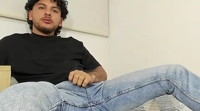 Snapshot of tuyo1995 chatting on 02/22/25, 01:11 tuyo1995 online show from 02/22/25, 01:11