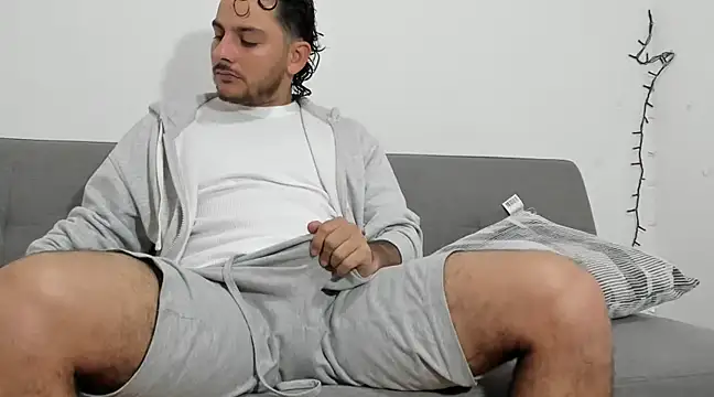 Snapshot of tuyo1995 chatting on 02/28/25, 06:09 tuyo1995 online show from 02/28/25, 06:09