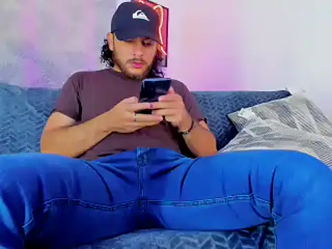 Snapshot of tuyo1995 chatting on 11/12/25, 03:23 tuyo1995 online show from 11/12/25, 03:23