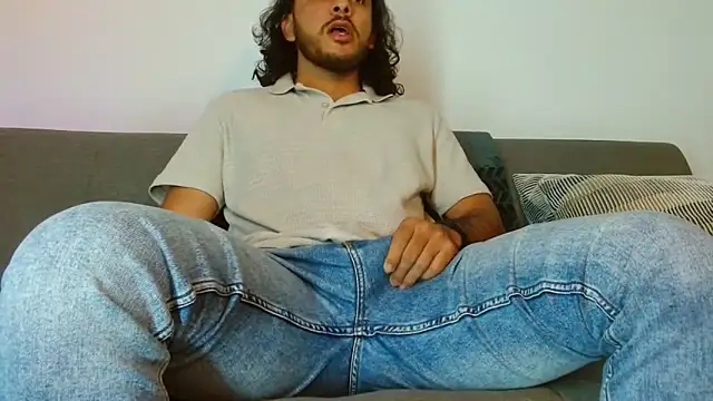 Snapshot of tuyo1995 chatting on 12/03/25, 04:05 tuyo1995 online show from 12/03/25, 04:05