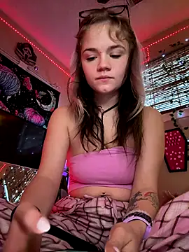 Snapshot of Cutiepiespanks chatting on 12/02/25, 01:17 Cutiepiespanks online show from 12/02/25, 01:17