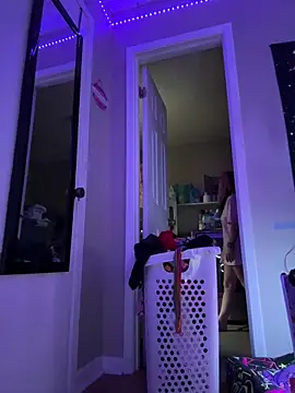 Snapshot of Cutiepiespanks chatting on 12/18/25, 07:09 Cutiepiespanks online show from 12/18/25, 07:09