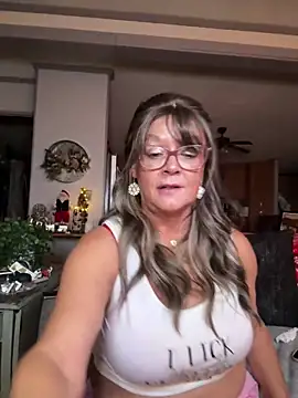 Snapshot of cowgirlc chatting on 11/19/25, 03:28 cowgirlc online show from 11/19/25, 03:28