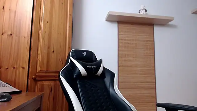 Snapshot of Lisakisss chatting on 02/23/25, 06:01 Lisakisss online show from 02/23/25, 06:01